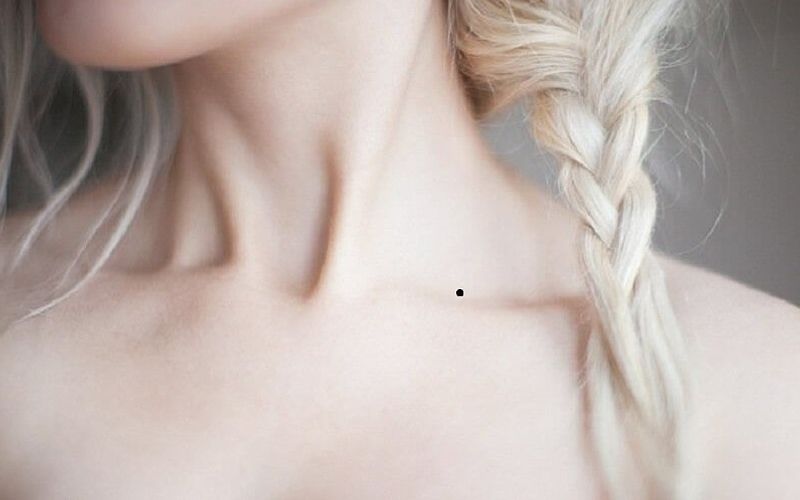 Cần lưu ý về tài chính khi có nốt ruồi ở hõm cổ trái